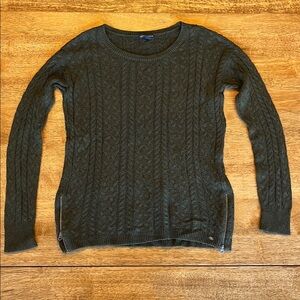 American Eagle Outfitters Dark Green Cable Knit Sweater. Size Medium.